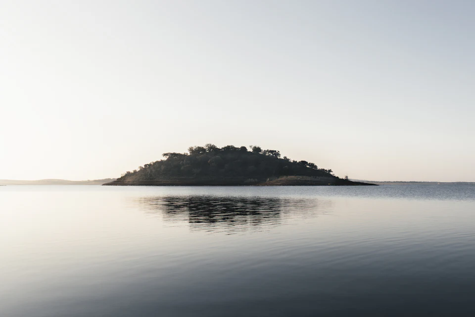 Ilha no meio da água parada do Alqueva