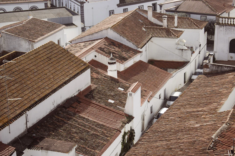 Telhados e casas caiadas de Monsaraz vistos de cima